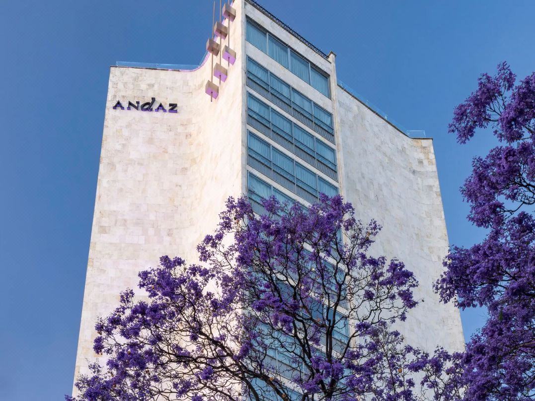 Andaz Mexico City Condesa의 아르데코 로비로 이어지는 네온 핑크와 보라색 에스컬레이터.
