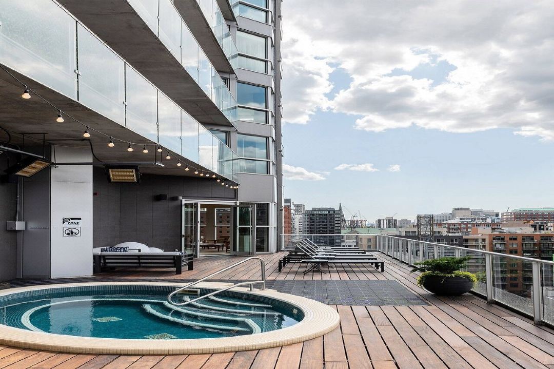 Warwick Le Crystal Montreal