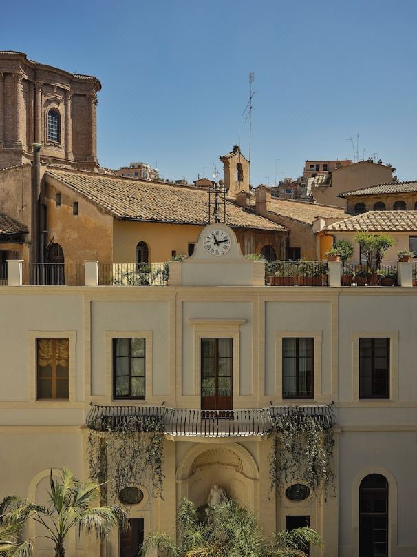 Palazzo Talìa의 Aula Magna 홀 바. 11미터 높이의 프레스코 천장, 체크무늬 바닥, 역사적인 예술품을 반사하는 거울 벽 타일이 특징.